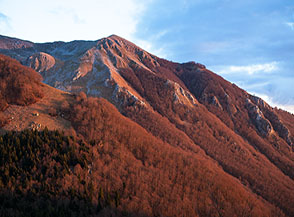 Monte San Marcello s&rsquo;infuoca sotto i raggi del tramonto.