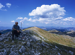 In vetta al Monte Cava sullo sfondo dei Monti del Cicolano.