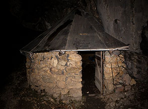 Scende la notte: Bivacco Grotta dei Porci nella Valle di Macchia lunga.