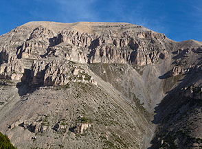 Lo scenografico Versante Sud del Monte Acquaviva.