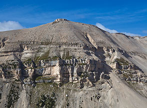 Vista sugli imponenti contrafforti rocciosi del Versante Est di Cima dell&rsquo;Altare, ai cui piedi si trova la Grotta del Diavolo.
