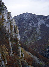 Scorcio autunnale sulle Gole di Celano e la Serra dei Curti (dalla Bocchetta dei Popoli).