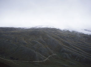 Le nuvole nascondono la cima del Sirente ma non la prima neve caduta nella notte.
