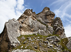 Gli spettacolati aggetti rocciosi dello Spigolo Sud di Pietra Cernaia.