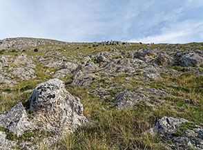 Ai piedi delcostone meridionale del Monte Secino.