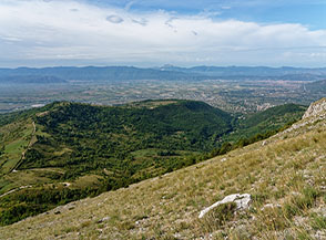 Vista sulla Conca del Fucino durante la salita sul Secino.