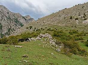 Prato di Cerro: l&rsquo;ampia sella prativa tra i monti Secino ed Etra.