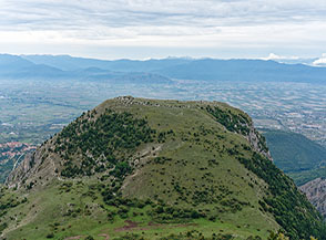 Il Monte Secino visto da nord, alle sue spalle la Conca del Fucino.