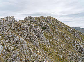 Il filo di roccette sulla Cresta Sud-Ovest del Monte Etra in vista della cima.
