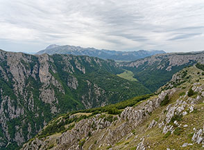 Vista sopra le Gole di Celano, i prati della Valle d&rsquo;Arano, e oltre fin ai Monti della Magnola.