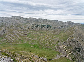 Vista sui Prati Cusano (sotto di noi), i Prati Santa Maria (di fronte) ed il Vado Castello (sulla dx).