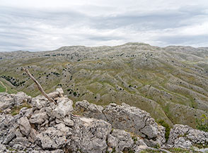 Sulla cima del Monte Savina con il Sirente sullo sfondo.