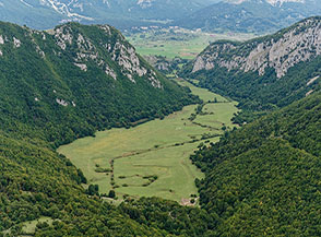 La Valle d&rsquo;Arano con i sui verdi pascoli.