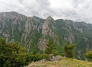 La Serra di Curti vista dalla Via Romana con il Grande Pilastro al centro.