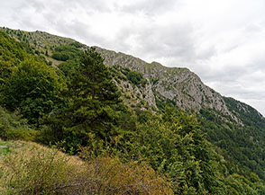 Uno sguardo sul Monte Etra dalla Via Romana.