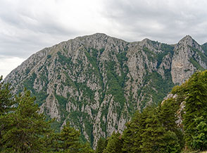 Il selvaggio versante orientale della Serra dei Curti ripreso dalla Via Romana.