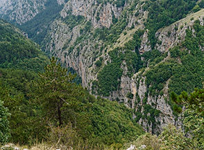 Le Gole di Celano, cos&igrave; incassate che s&rsquo;intuiscono solamente sotto di noi.