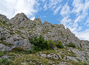 Si torna al punto di partenza sotto le formazioni rocciose della Reniccia.