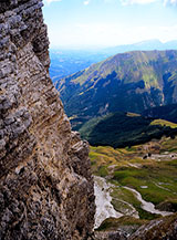 Scorcio su un precipizio della Cresta Sud di Cima Vallelunga che guarda verso Fonte dell&rsquo;Acero.