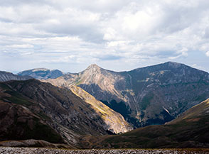 Sotto un cielo di nubi uno squarcio di luce illumina Pizzo Berro (da Monte Porche).
