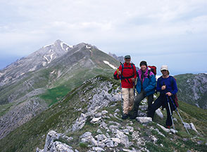 Sulla cima di Monte Siella, alle nostre spalle le vette del Tremoggia e del Camicia.