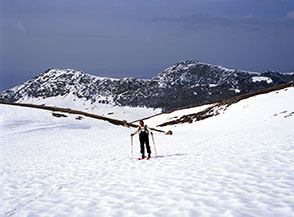 Risalendo Valle della Paura, sullo sfondo il Monte Etra ed in secondo piano la Serra di Celano.