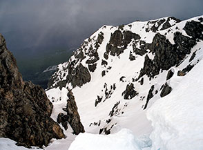 Spettacolari precipizi e cornici di neve si affacciano sul Canalone Maiori o Valle Inserrata.