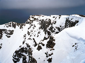 Le severe quinte rocciose alla testata del Canalone Maiori.