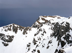 Il colletto di uscita sulla cresta del Canalone Maiori, alle spalle si vede il Monte di Canale.
