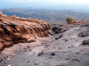 Un marcato solco di dilavamento che s&rsquo;incontra risalendo il Grande Cono del Vesuvio.