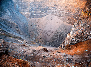 Scorcio sulle pareti interne del cratere del Vesuvio.
