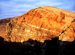 Uno sguardo al profondo cratere lavico del Vesuvio.