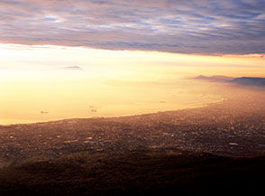 Il Sole spande la sua luce dorata sul Golfo di Napoli.