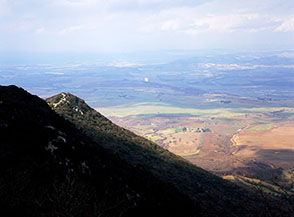 La Cresta Nord del Monte Soratte, come la prua di una nave, affonda nella Pianura Sabina.