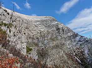 Scorcio su uno dei possenti costoni che formano la Cresta Sud del Monte Vomero (qui quello orientale).