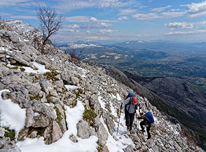 La neve addolcisce un poco l&rsquo;aspro paesaggio mentre la vista rinfranca gli occhi (Monte Sorgenza).