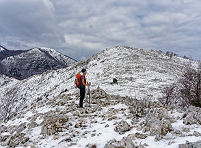 Sulla cima del Monte Sorgenza con vista sul vicino Monte Vomero.
