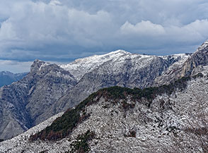 Vista verso Cima del Redentore (sulla sx) e Monte Altino (al centro) da Monte Sorgenza.