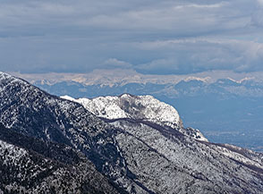 Dai profili della montagna emerge al sole il Monte Fammera.