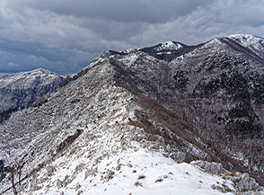 La Cresta Nord-Ovest del Monte Vomero con vista sullo sfondo dei monti (da sx): Altino, Sant&rsquo;Angelo, Campetelle e Petrella.