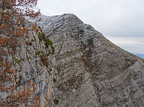 Profilo dei salti di roccia del Canale Sorgenza con l&rsquo;omonimo monte sullo sfondo.
