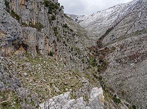 Scorcio dello spettacolare Canale Sorgenza lungo il sentiero che ci riporta sul fondovalle.