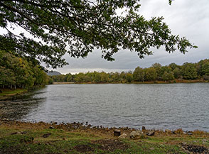 Vista sul Lago Maulazzo alle pendici settentrionali del Monte Soro.