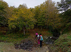 Attraversamento del Torrente Cuderi all&rsquo;inizio del sentiero che risale il versante settentrionale del Monte Soro.
