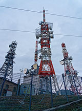 Le imponenti antenne che occupano la cima di Monte Soro.