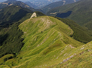 Affaccio sulla ripida Cresta Ovest del Monte Spigolino.