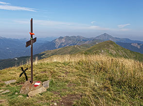La croce in vetta al Cupolino sopra il Lago Scaffaiolo.