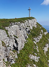 Vista verso la grande croce di acciaio di Punta Sofia al Corno alle Scale.