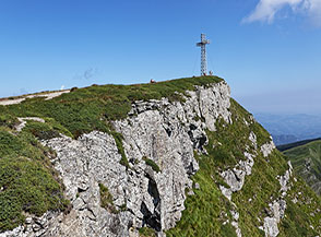 Vista verso la grande croce di acciaio di Punta Sofia al Corno alle Scale.