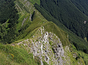 Affaccio sulla ripida ed affilata cresta dei Balzi dell&rsquo;Ora.